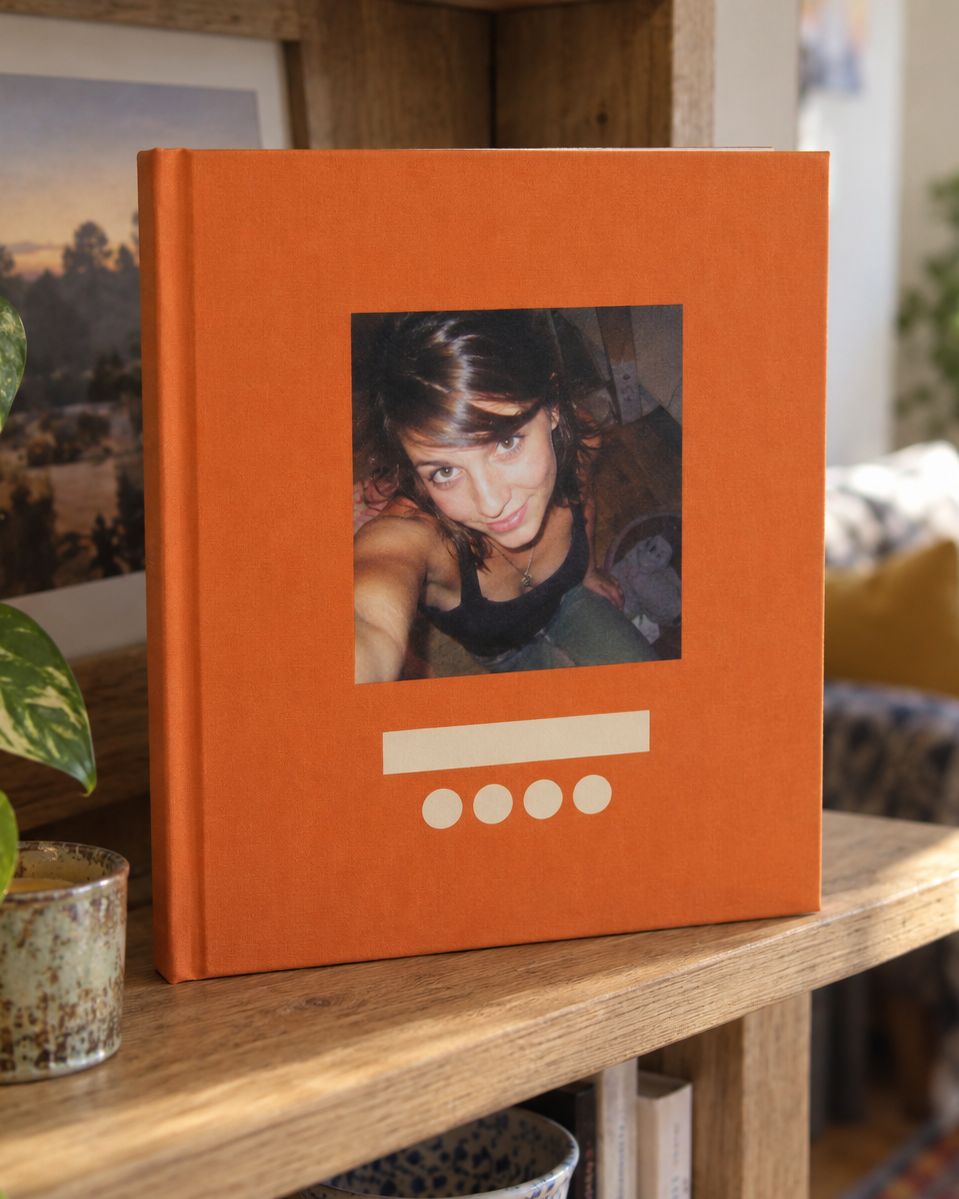 Hardcover van een Jaren Nul fotoboek met naam en jaartallen